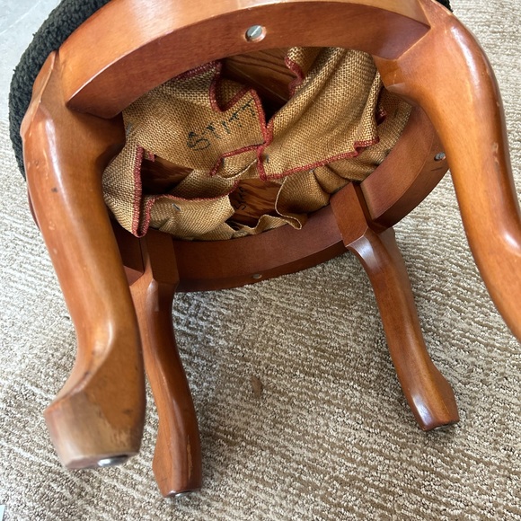 Handmade hooked rug strawberry footstool. perfect condition, collector piece - Picture 4 of 4